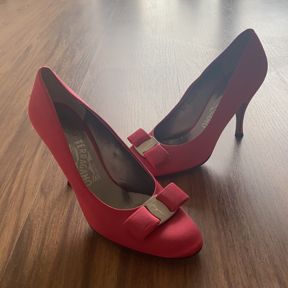 Ferragamo Red Satin Vara Bow Round Platform Pumps